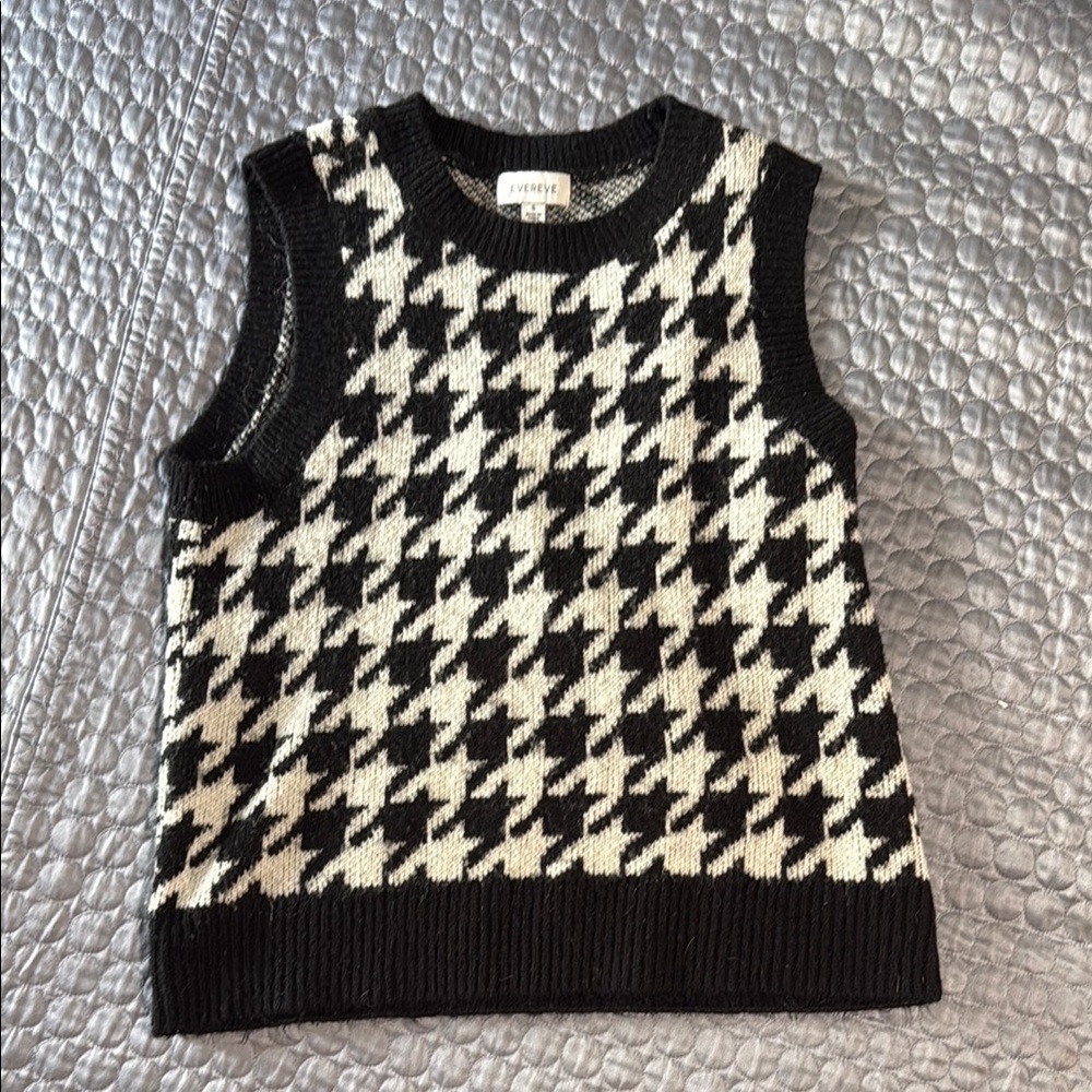 Evereve Black & Cream Houndstooth Knit Crewneck Sweater Vest